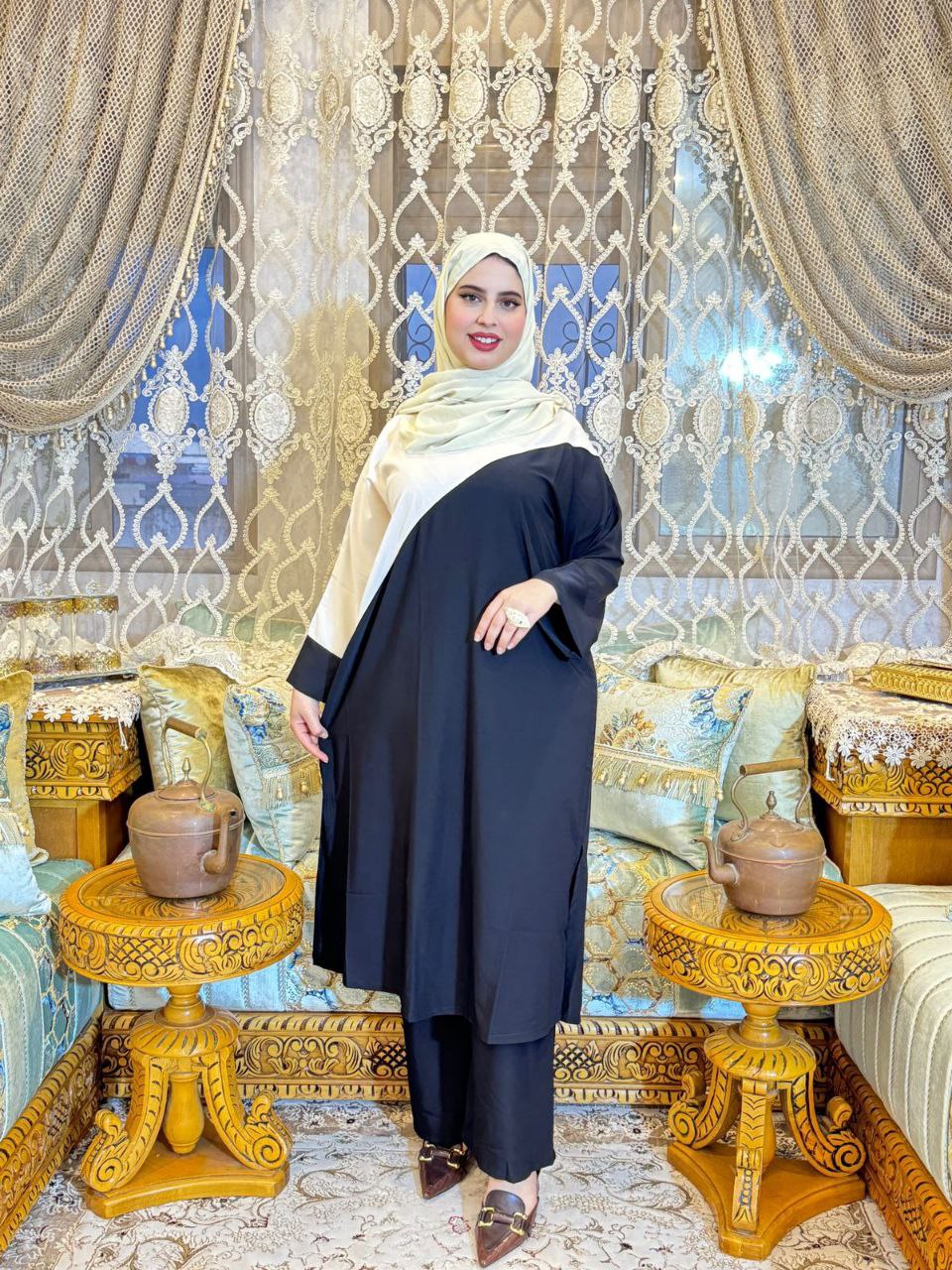 إطلالة ساحرة للمحجبات بطقم أنيق طويل متكون من قطعتين