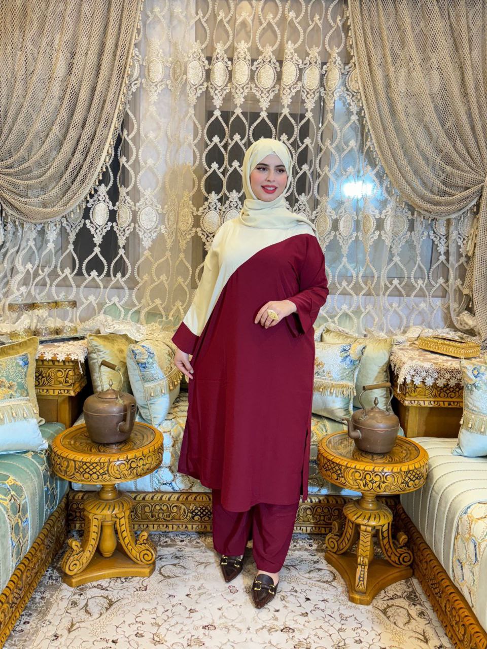 إطلالة ساحرة للمحجبات بطقم أنيق طويل متكون من قطعتين