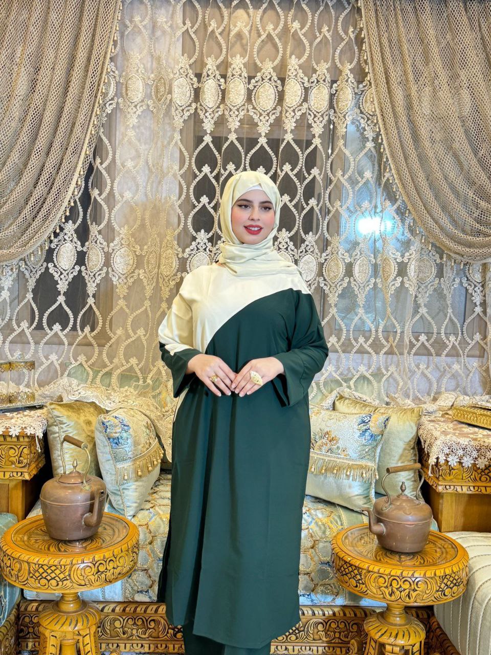 إطلالة ساحرة للمحجبات بطقم أنيق طويل متكون من قطعتين